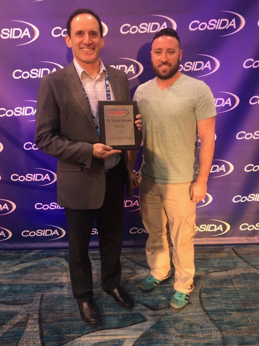 SteveLevy17's tweet image. Thanks to ⁦@UMDan⁩ for #repping my wonderful, supportive family at #CoSIDA19! #humbled ⁦@lolevy6⁩ ⁦@DustinBLevy⁩ ⁦@UMBCAthletics⁩