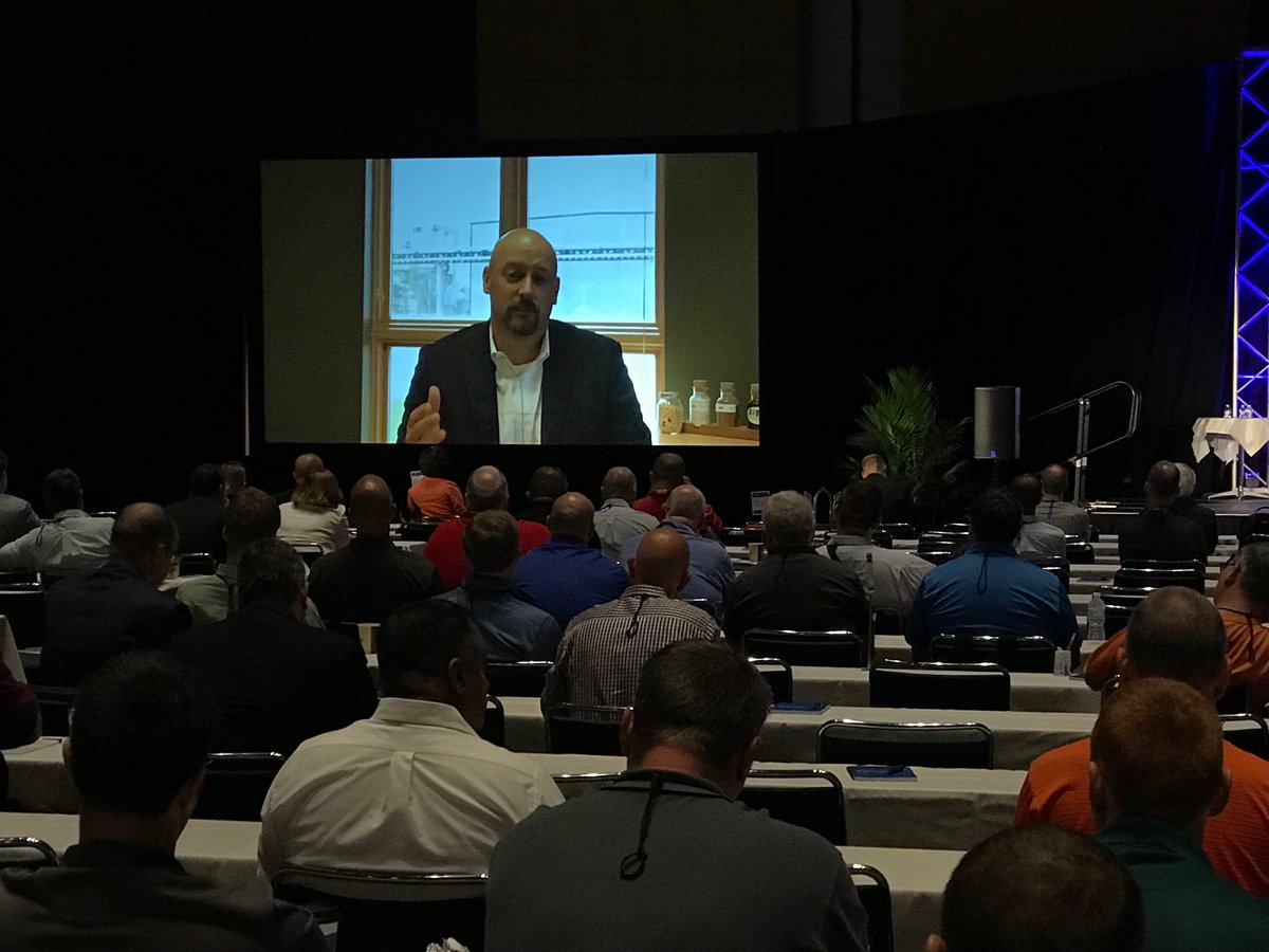 Geoff Cooper addressing a packed house at #FEW19. #ethanol ⁦<a href="/EthanolMagazine/">Ethanol Producer Mag</a>⁩ ⁦<a href="/renewablefuel/">Missy Ruff</a>⁩ ⁦<a href="/EthanolRFA/">Renewable Fuels Association</a>⁩