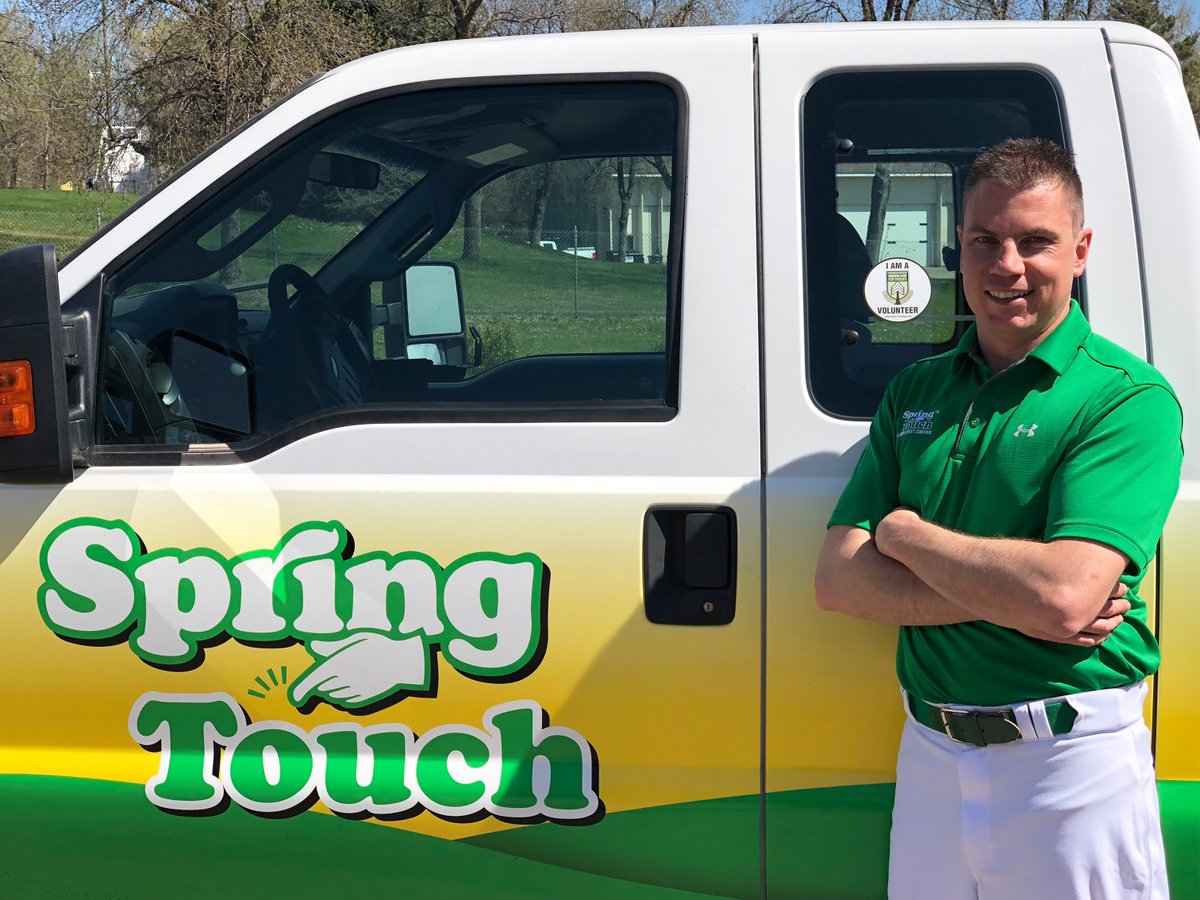 ProjectEvrGreen's tweet photo. Despite having grown up more than 8,000 miles from his new home, Nathan Newlands of @springtouchlawn knows what it’s like to serve and sacrifice. Read how this native Australian is going beyond the call of duty to help military families and veterans. https://t.co/OWVcYw52nI https://t.co/Ua8Jn2MHNw