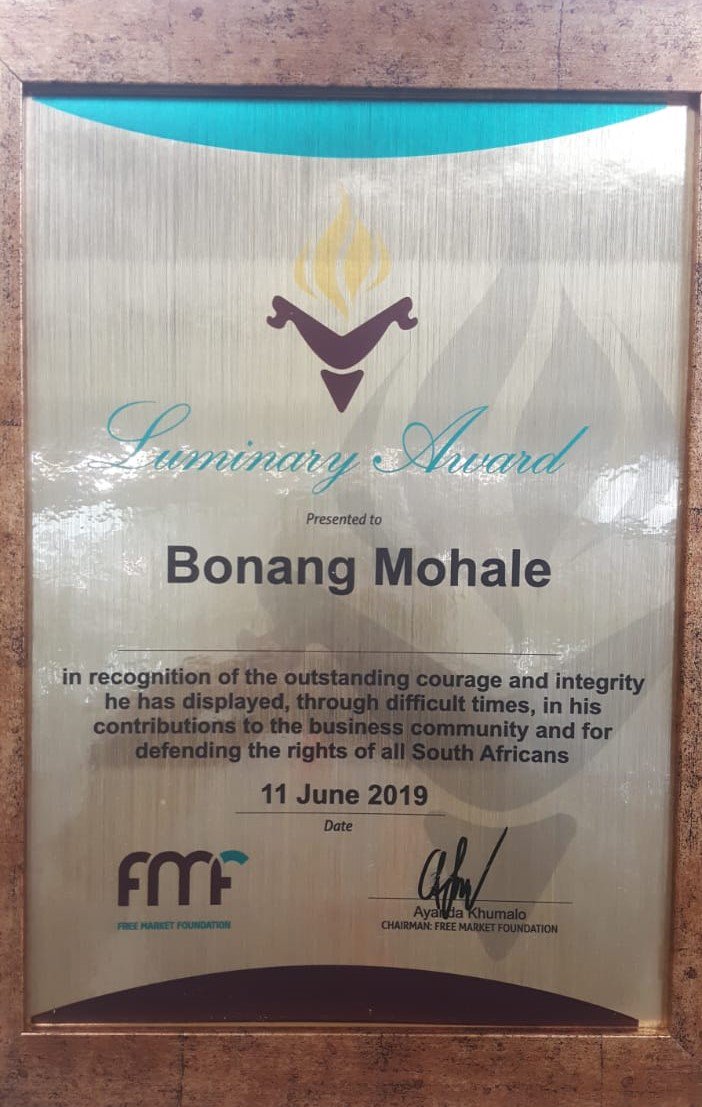 bonang_mohale's tweet photo. Another humbling moment as @FMFSouthAfrica bestowed me with a #LuminaryAward this afternoon in Sandton. Again, I dedicate this award to my family, colleagues, &amp; friends for the continued support in my work. Let's continue building a better South Africa for the generations to come https://t.co/pWPN7CW00q