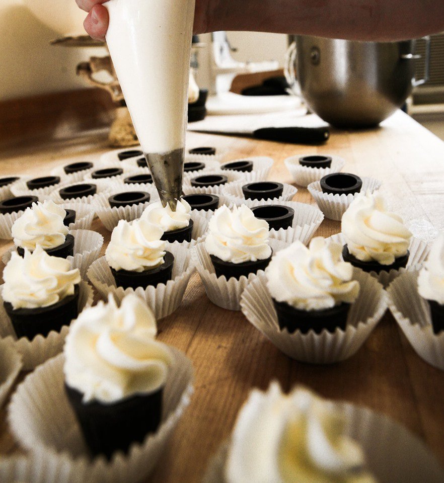 Harryskitchen's tweet photo. Having a special event or get together? Order what you need from our catering department! Fresh baked desserts will give any event that sweet finish. 😋

#Harrys #catering #LBK #Delish #Dessert https://t.co/OdAidHyaBW