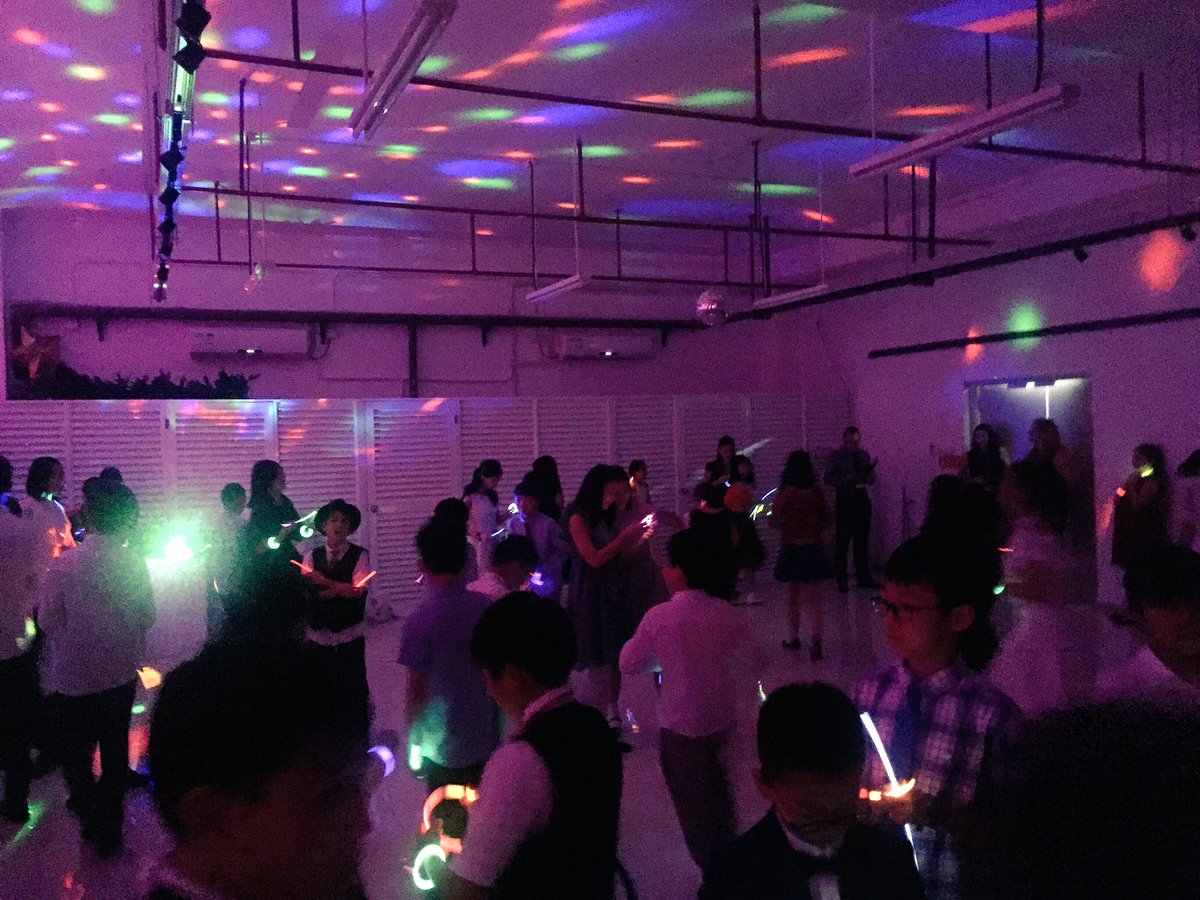 MsChengSarah's tweet photo. Presenting to you...ISNS Grade 5 graduates! Congratulations to our soon-to-be middle schoolers for all their hard work and determination shown throughout the PYP...and their dance moves too! #GoISNS https://t.co/lOtLVQDLm5