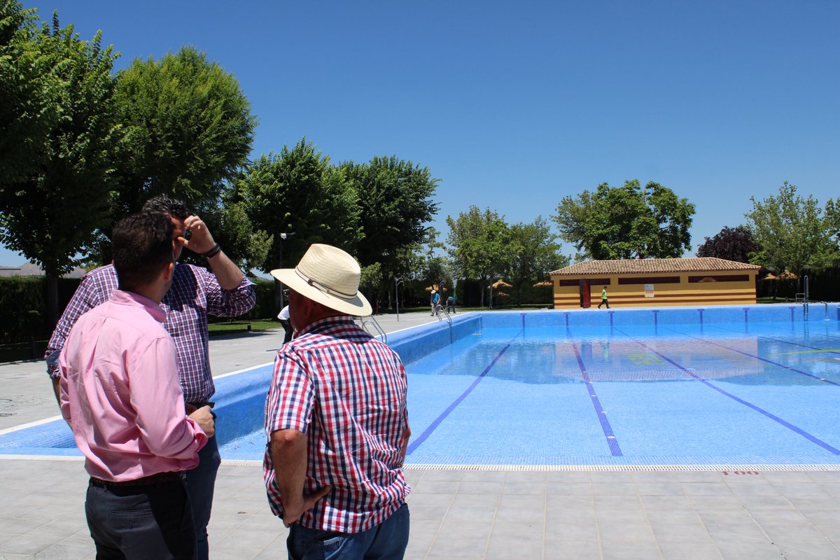 Hoy hemos visitado las obras de acondicionamiento de la piscina municipal de cara a la nueva temporada. Se ha realizado una inversión para la mejora del confort y la accesibilidad. El próximo 19 de junio abre sus puertas para todos los vecinos y vecinas que quieran refrescarse.
