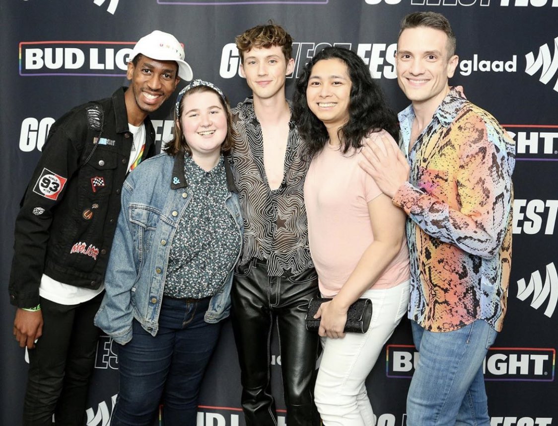 Troye_Polska's tweet photo. Troye z czลonkami organizacji GLAAD, na ktรณra przeznaczyล czeลฤ pieniฤdzy zarobionych z #GoWestFest https://t.co/sPexNNUTZL
