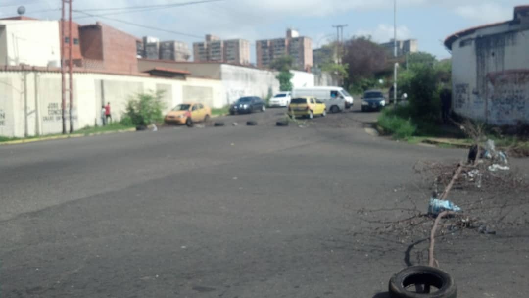 PrensaIvanYaz's tweet photo. AHORA | #Guayana | E/S Los Olivos | La Ciudadanía mantienen PROTESTA a los alrededores de la estación de servicio exigiendo combustible continuo. 

Vecino: "Es importante trabajar producto de la incompetencia del régimen que destruyó el aparato productivo"

📸 Cortesía https://t.co/h7IzXlshUP