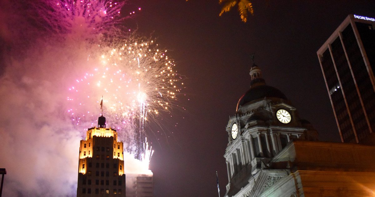 VisitFortWayne's tweet photo. Plan ahead! Celebrate the Fourth of July in Fort Wayne.🎆🎆
#DTWF #July4th
➡️https://t.co/MnAim60kgN https://t.co/YKeDrdqSbI