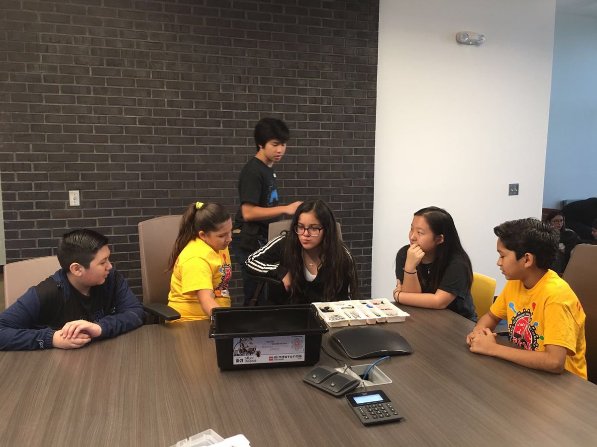 Team MAKbots tweet media