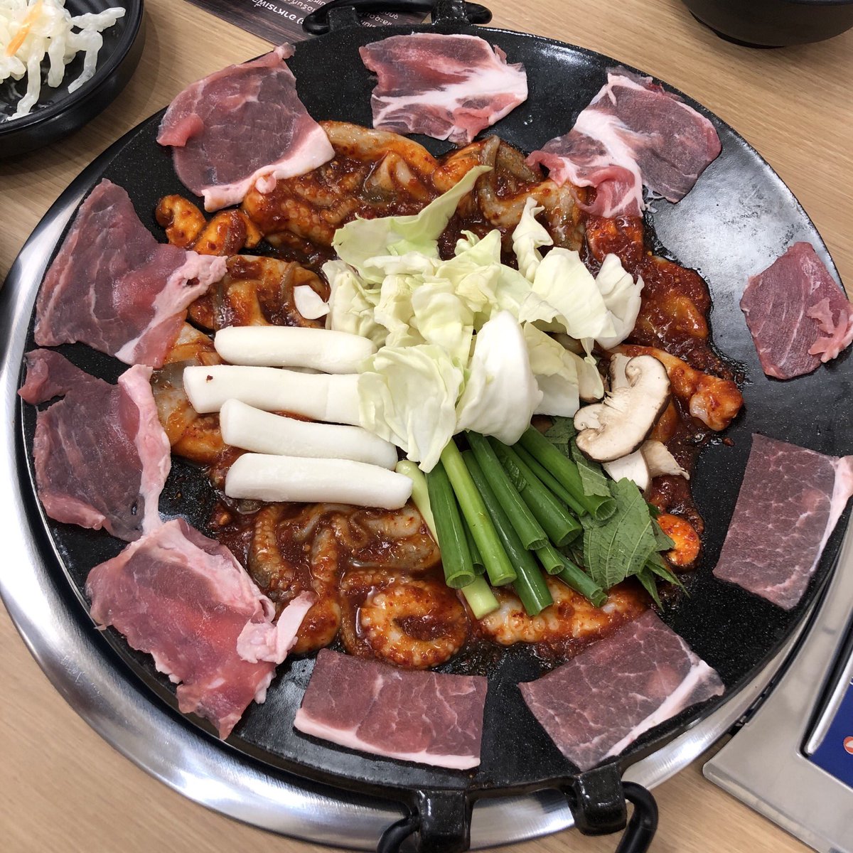 cookingbypat_'s tweet photo. อันนี้คือจุซัมยับ เป็นปลาหมึกกับหมูผัดซอสออกหวานเผ็ด คือนางคล้ายกับฮงซึจุกุมมิที่ไปกินที่เกาหลีเลยอะ รสชาติก็คล้ายแต่จะหวานกว่าเกาหลีนิดนึง มีข้าวผัดไข่ปลาฟรีเหมือนกันด้วยแต่ที่นี่ต้องกดแชร์ลงโซเชียลก่อนถึงได้กิน ลองดู อร่อยอยู่ @aroii #อร่อยนะรู้ยัง #อร่อยไปแดก #อร่อยบอกต่อ https://t.co/b4BEqa5cWQ