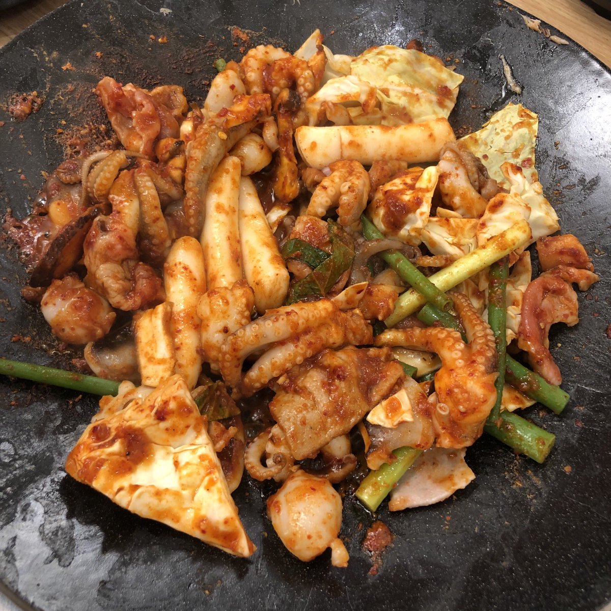 cookingbypat_'s tweet photo. อันนี้คือจุซัมยับ เป็นปลาหมึกกับหมูผัดซอสออกหวานเผ็ด คือนางคล้ายกับฮงซึจุกุมมิที่ไปกินที่เกาหลีเลยอะ รสชาติก็คล้ายแต่จะหวานกว่าเกาหลีนิดนึง มีข้าวผัดไข่ปลาฟรีเหมือนกันด้วยแต่ที่นี่ต้องกดแชร์ลงโซเชียลก่อนถึงได้กิน ลองดู อร่อยอยู่ @aroii #อร่อยนะรู้ยัง #อร่อยไปแดก #อร่อยบอกต่อ https://t.co/b4BEqa5cWQ