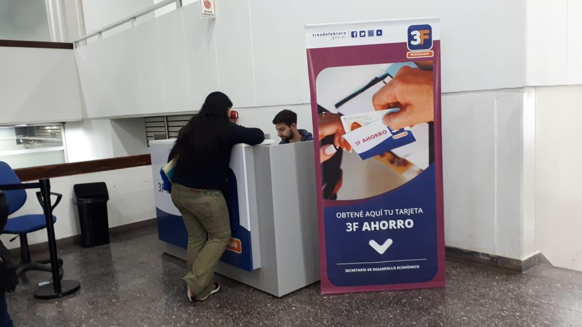 danielavramos's tweet image. Estamos entregando la tarjeta #3FAhorro en el hall de la @Municipalidad3F Acercate a pedir la tuya y comprá en los locales de tu barrio. Ya hay más de 240 comercios con promos vigentes y seguimos sumando! 👟👜🌂☕️. #Comercios3F #comprelocal @dievalen