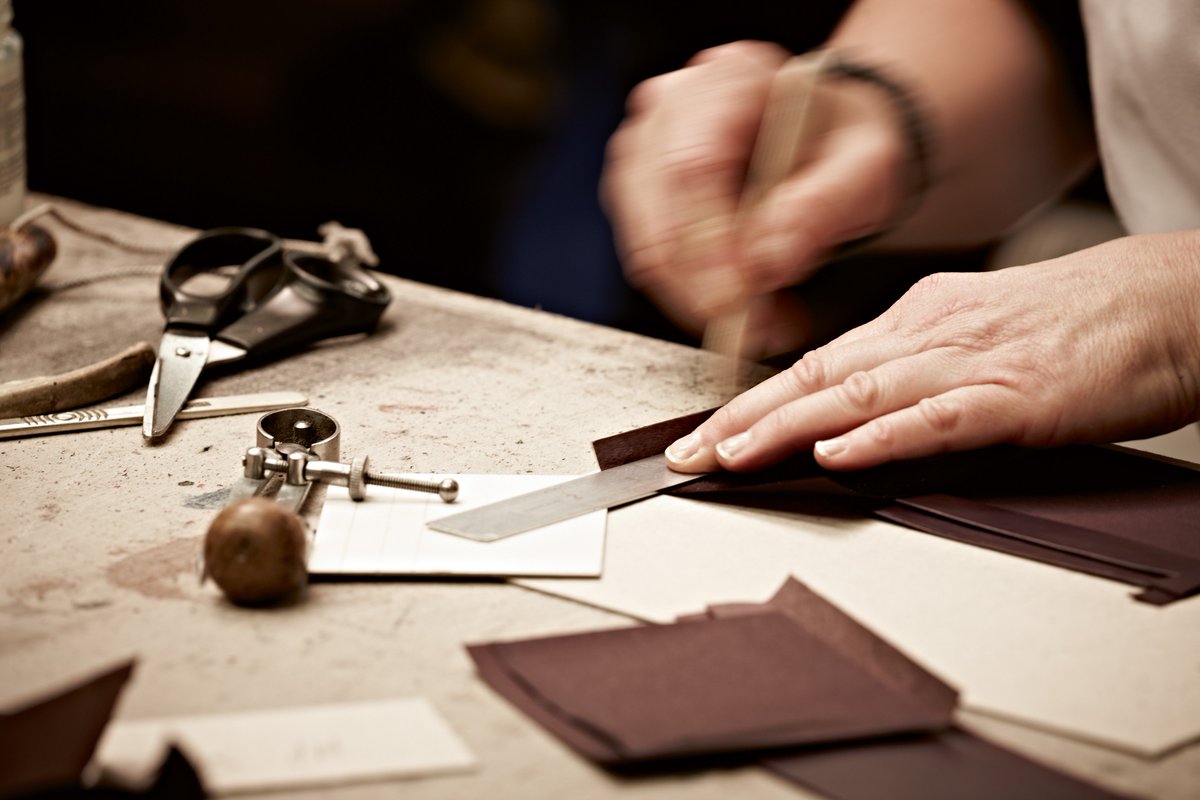 Londoncraftweek's tweet photo. #OneMonthOn from London Craft Week, when visitors experienced the in-house craftsmanship of @AspreyLondon, creating their own unique designs and watching artisans demonstrate specialist embossing techniques.
#LCW2019 #luxury #leatherworking #embossing #customisation #asprey https://t.co/9YYZyVjkpT