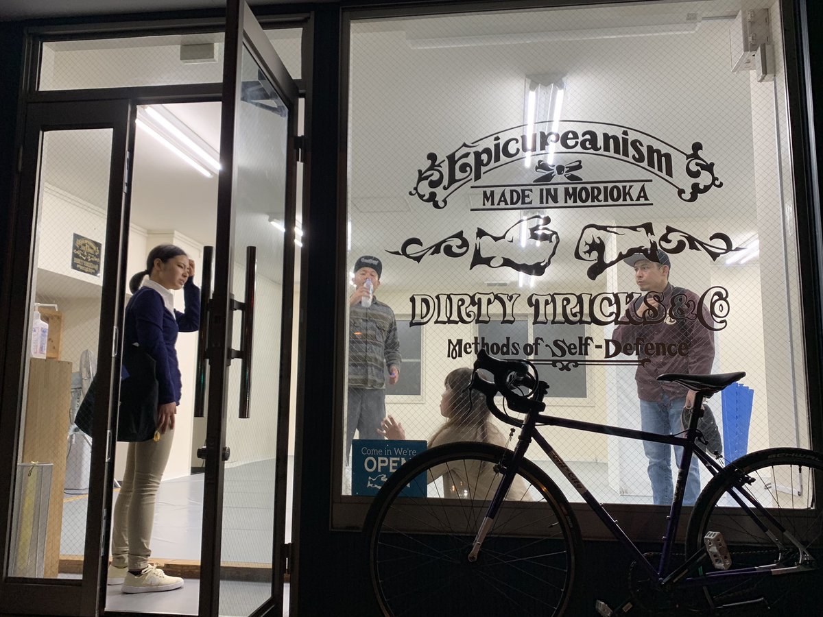 taisaybjj's tweet photo. 柔術終了!車を探してる会員さんに、車屋さんに勤めてる会員さんが相談に乗っている図。ほとんどのその道のプロが在籍しています笑!
そして今日は栃木のデラヒーバジャパンさんから出稽古の青帯の方来てスパー動画撮れたんで、近日公開予定です♪強かった〜(^^)
#MBJA https://t.co/g4GCm0p9lk