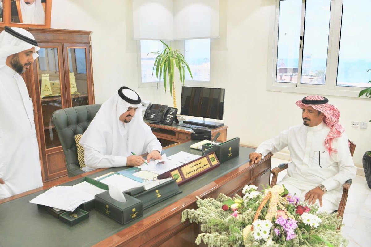 أمين منطقة جازان الأستاذ نايف بن سعيدان يوقع عقدا استثماريا مع مؤسسة السامد لإنشاء وتشغيل المنطقة الصناعية بمحافظة الدرب بحضور  مدير إدارة الاستثمار بالأمانة الأستاذ سعد القرني ورئيس بلدية الدرب المهندس محمد خرمي .