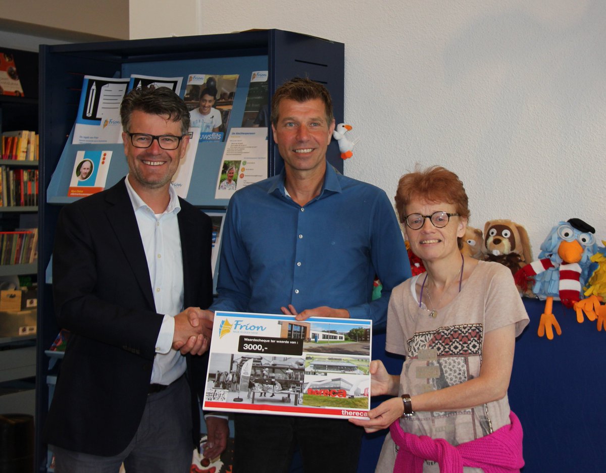Vanochtend namen cliënt Margriet Bruins en Jelger de Kroon, voorzitter van #Vrienden van #Frion, een cheque van maar liefst €3.000 in ontvangst. Harold van Riessen, projectadviseur van <a href="/TherecaBV/">TherecaBV</a> overhandigde de cheque op het Service Bureau van #Frion. 1/2