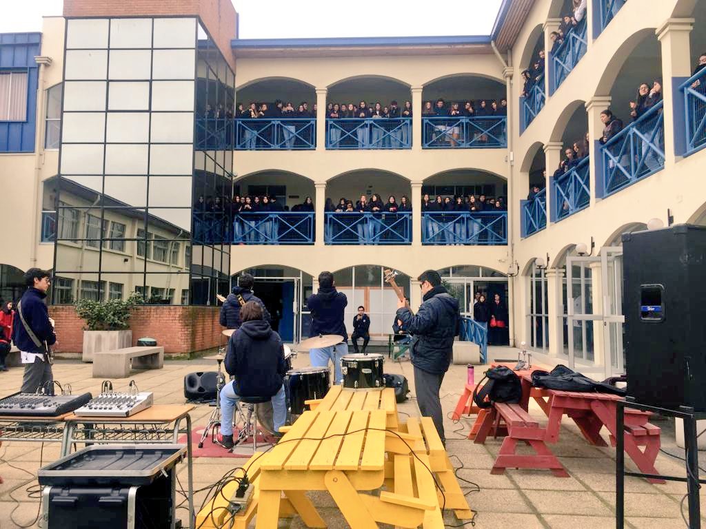 MontessoriTalca's tweet photo. #Ahora #música en el recreo🎶🎸🥁🎹🎵😎
#Talca https://t.co/oxjoLZZw8I
