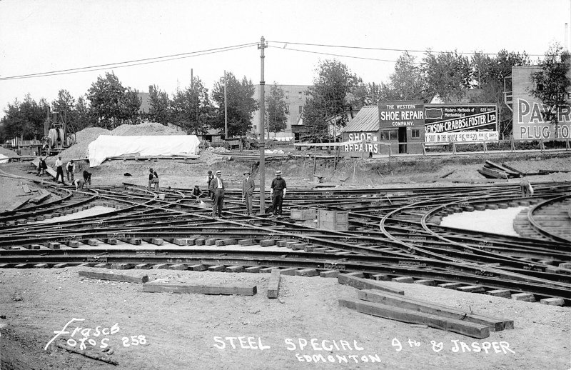 With the arrival of newly installed tracks downtown, here's a condensed pictorial thread of #yeg's past railway installations dating back to 1908.

1908 • Streetcar tracks installed at intersection of 109 street &amp; Jasper. Service began later that year.

📌#EdmontonWhenAndWhere