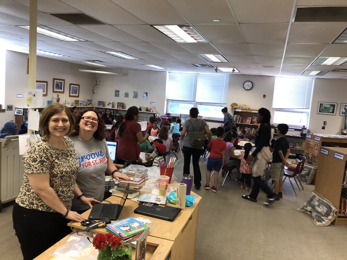 What a turnout! Books and Breakfast <a href="/D45Stevenson/">Stevenson School</a> with <a href="/MrsKempker/">Patty Kempker</a> and <a href="/STLRCLombard/">StevensonLRC</a>. Summer reading is fun. #d45learn4life