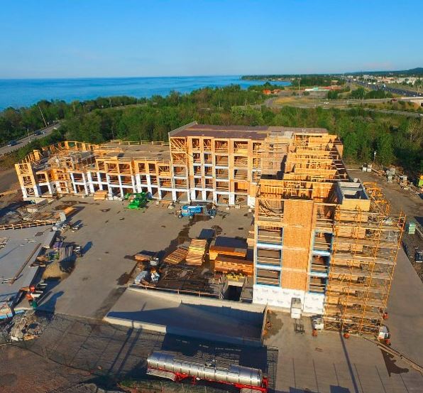WoodDesignMag's tweet image. Check out AquaBlu, 1 of the 1st buildings to be constructed to the new #OntarioBuildingCode, allowing 5 &amp;amp; 6-storey #wood construction. Using wood as the primary structure actually helped to enhance the project in many ways. Read more: bit.ly/2MFu3P1 #architecture #design