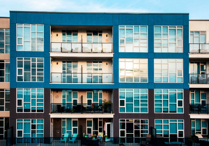 WoodDesignMag's tweet image. Check out AquaBlu, 1 of the 1st buildings to be constructed to the new #OntarioBuildingCode, allowing 5 &amp;amp; 6-storey #wood construction. Using wood as the primary structure actually helped to enhance the project in many ways. Read more: bit.ly/2MFu3P1 #architecture #design