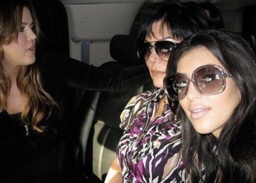 bgcslave's tweet photo. “Kim, would you stop taking pictures of yourself? Your sister’s going to jail!” (2008) https://t.co/ozTVK0MTTU