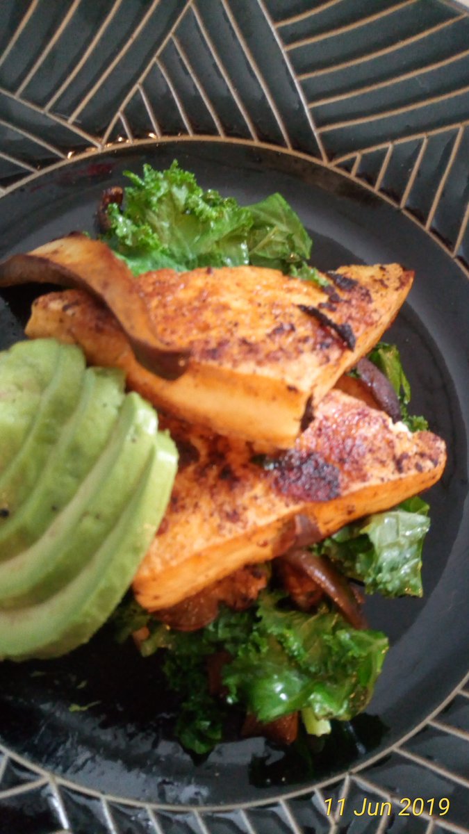 SuplexKitchen's tweet photo. made Smoked tofu steak with kail grilled mushrooms and avocado. #smokedtofu so easy. My go to meal .5 minutes to make . Vegan done easy. #veganwrestler https://t.co/6Kg2987Vi2