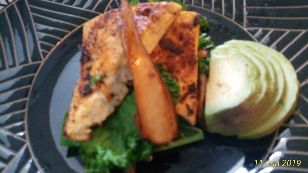 SuplexKitchen's tweet photo. made Smoked tofu steak with kail grilled mushrooms and avocado. #smokedtofu so easy. My go to meal .5 minutes to make . Vegan done easy. #veganwrestler https://t.co/6Kg2987Vi2
