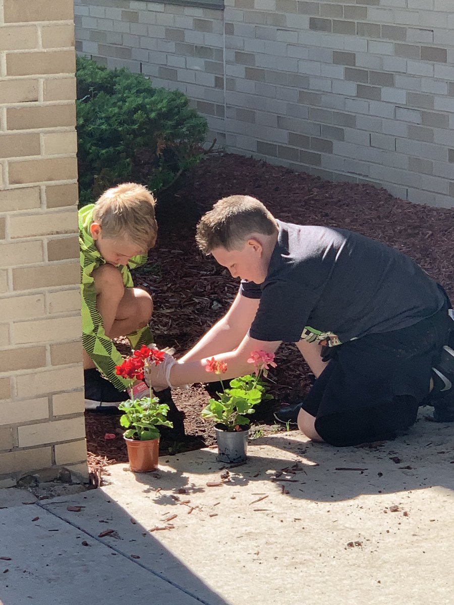 mrshoehing3's tweet image. #multigraders beautifying @VioletAllStars #MyLSPS #ateachersimpact