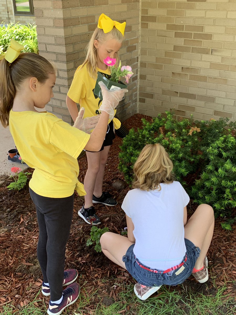 mrshoehing3's tweet image. #multigraders beautifying @VioletAllStars #MyLSPS #ateachersimpact