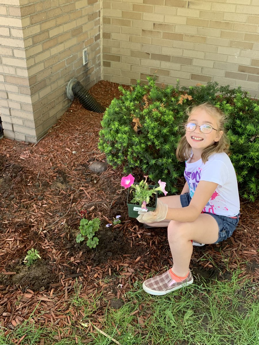 mrshoehing3's tweet image. #multigraders beautifying @VioletAllStars #MyLSPS #ateachersimpact