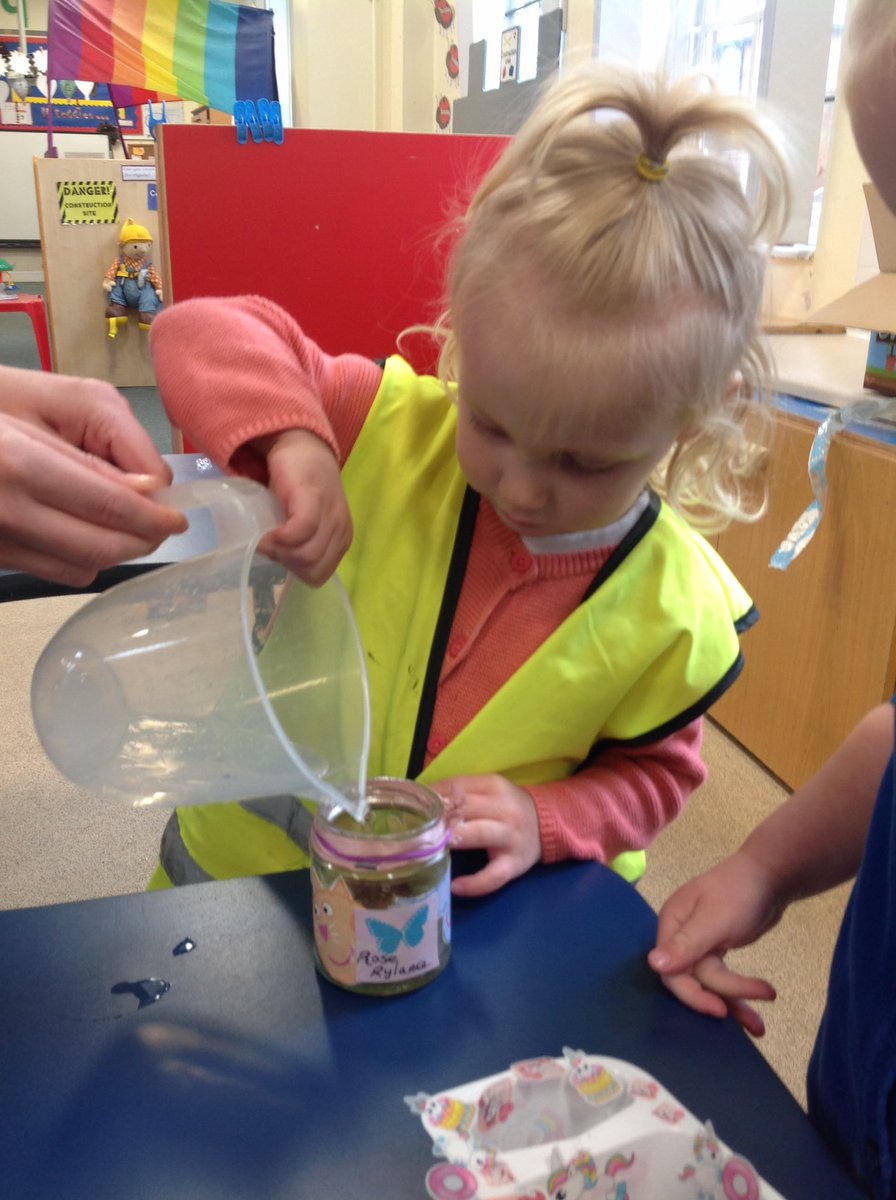 TH_Nursery1's tweet photo. We enjoyed planting our seeds, in our handmade plant pots today. #THLearnN π± https://t.co/FW4KIzhNpj