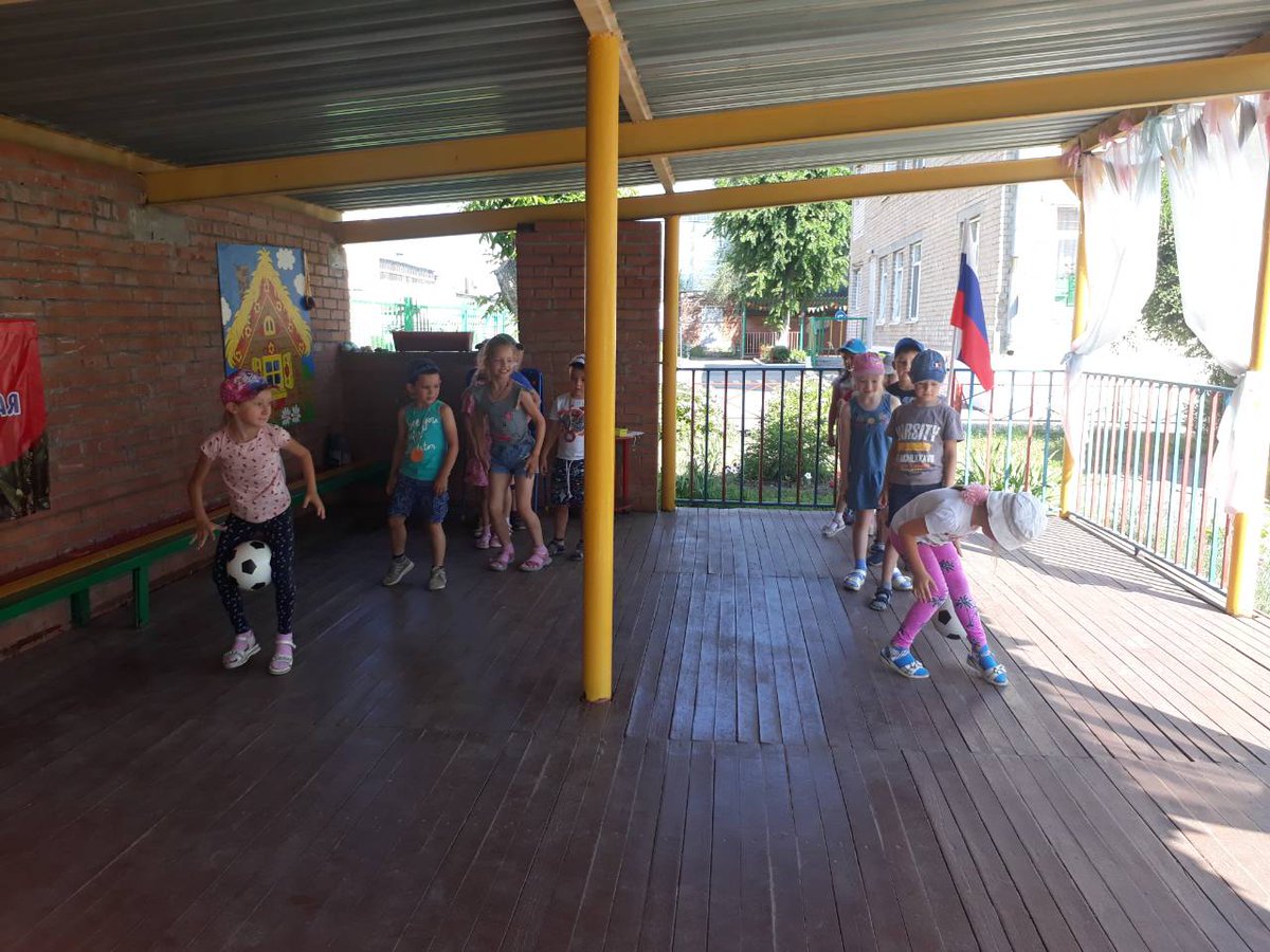 Мы – дети России! «Человеку никак нельзя жить без Родины, как нельзя жить без сердца!» К. Паустовский
Сегодня  праздник прошёл в формате познавательных квестов – это великолепное сочетание образования и свободного активного, творческого движения! То что нужно для наших дошколят!