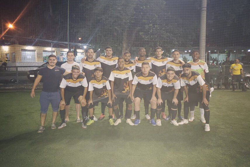 SaviFC's tweet photo. Continuamos 100% no campeonato, estamos no caminho certo! 

 Savi FC 2 x 1 Porto Brasileiro 

Autores dos gols:
@calassarashow10 ⚽
Vitinho ⚽

Melhor da partida:
@calassarashow10 🎖️

#Rafacell #PilantrasBar #SalãoDoSheik #dpilatescursos #VamosSavi https://t.co/UyoCc2EsmW