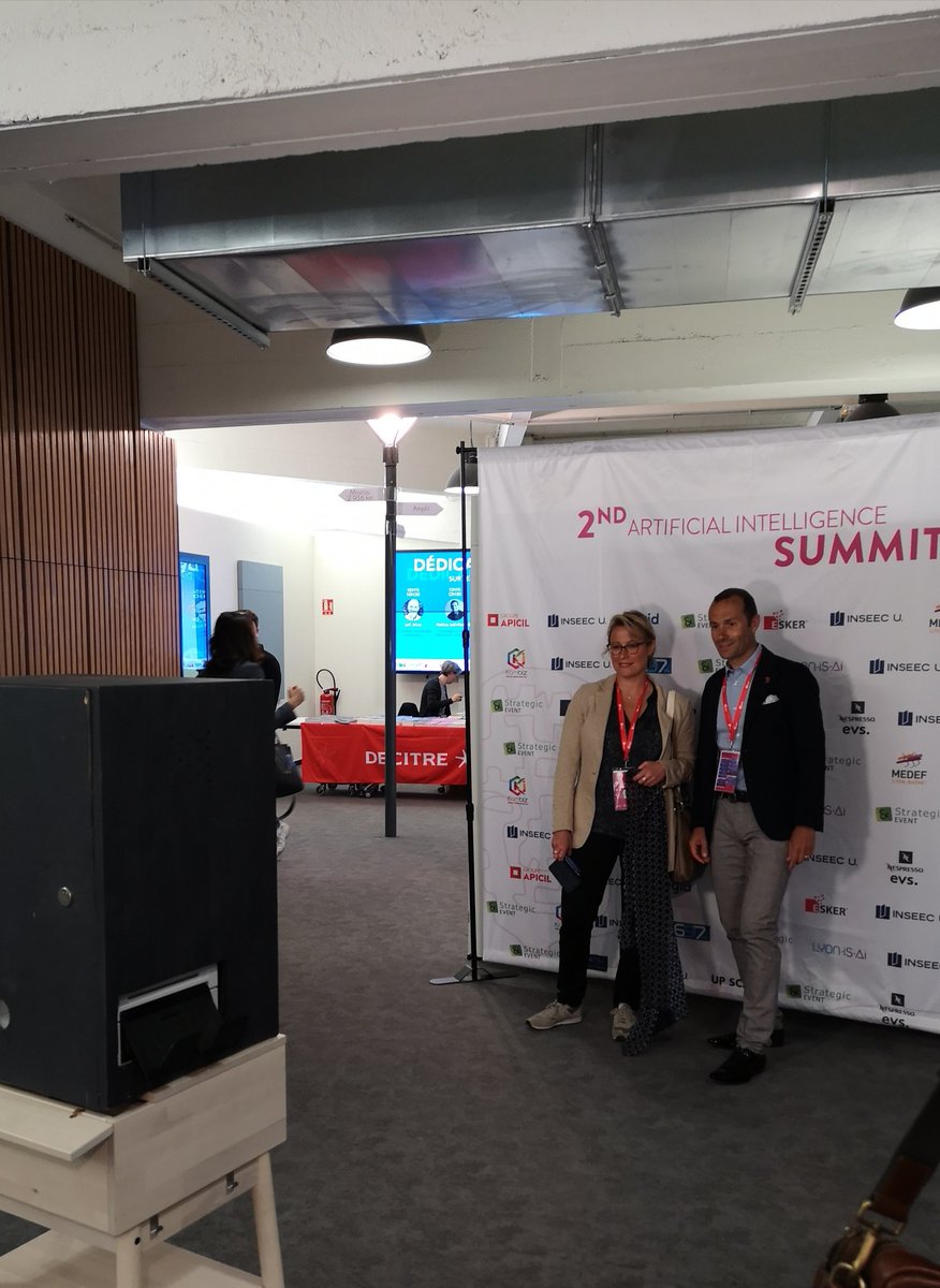 Faites un tour du côté de notre #photobox pour vous tirer le portrait en souvenir de cette journée  📸Merci <a href="/dreamuplight/">Brice Leclert</a>#INSEECAI2019 #Lyon #IA