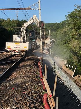 Pour ce premier tweet, nous mettons à l'honneur la société #GBM ! Sur ce #chantier de pose de Rüglei de stabilisation à #Chamarande (#Essonne), pas moins de 3 pelles rail-route #ACX 23RR + 2 pelles ACX 10.5 + 2 remorques ACX R18T 
Merci pour ce partage ! 😀👍