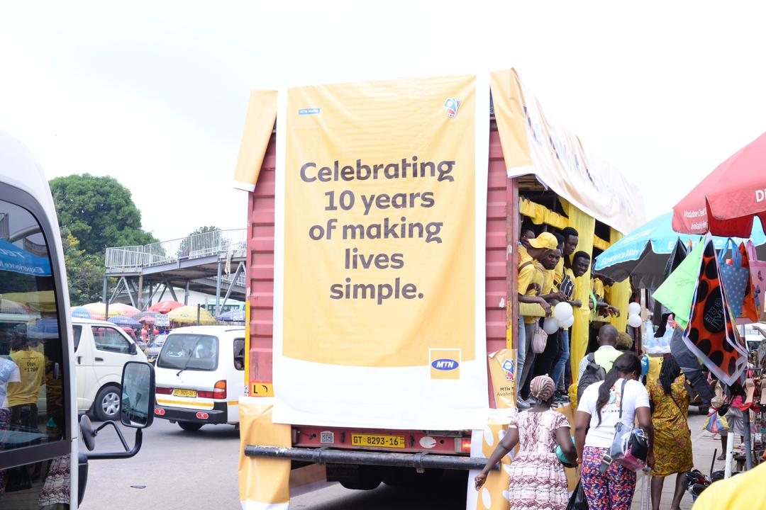 MTNGhana's tweet photo. We continue celebrating 10 wonderful years of making life simple for our customers. Check out some  scenes from today's Anniversary launch in Kumasi and keep using MoMo to stand the chance of winning Big.  Dial *120# to check your points. #WeDey4U #MoMoAT10 RT https://t.co/SjGwrl7P11
