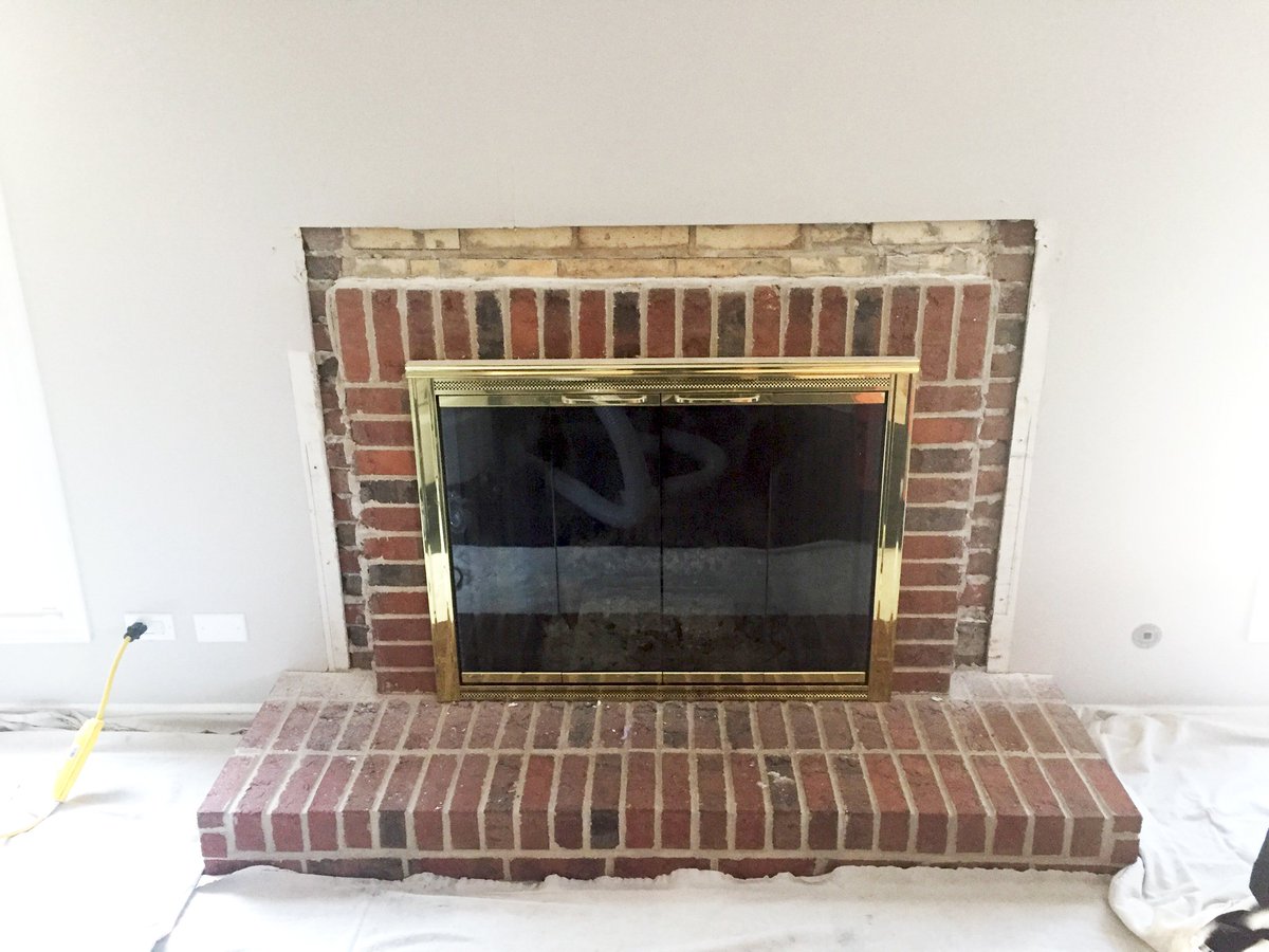 Cleanfireplace's tweet image. The Fireplace really is the warm center of your living area. Can you feel the difference?
#TransformationTuesday #CleanFireplace #FireplaceDecor #FireplaceDesign