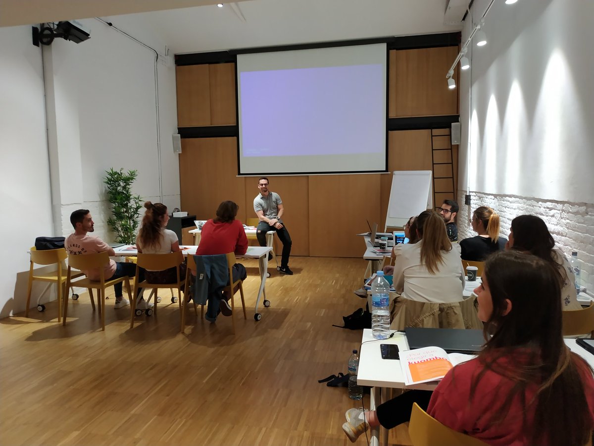 pablosapena1's tweet photo. Aprendiendo de la vida y del marketing con Javier  @echaleku ¡Gran experiencia! @eoi https://t.co/BekK9YNUwC