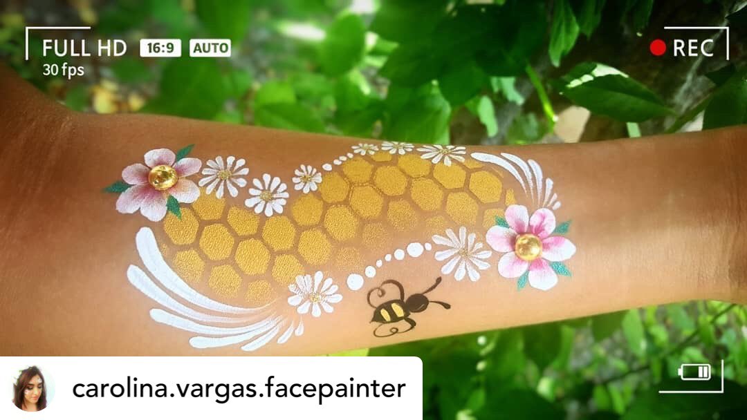 Bondsboutique's tweet photo. @carolina.vargas.facepainter #armpaint inspiración con stencil de panal #aquabonds #bondsboutique #pintacaritas #queretaro #sanjuandelrio #abejas #panal #maquillaje #makeup #maquillajeartistico https://t.co/AjSNhCgMpF