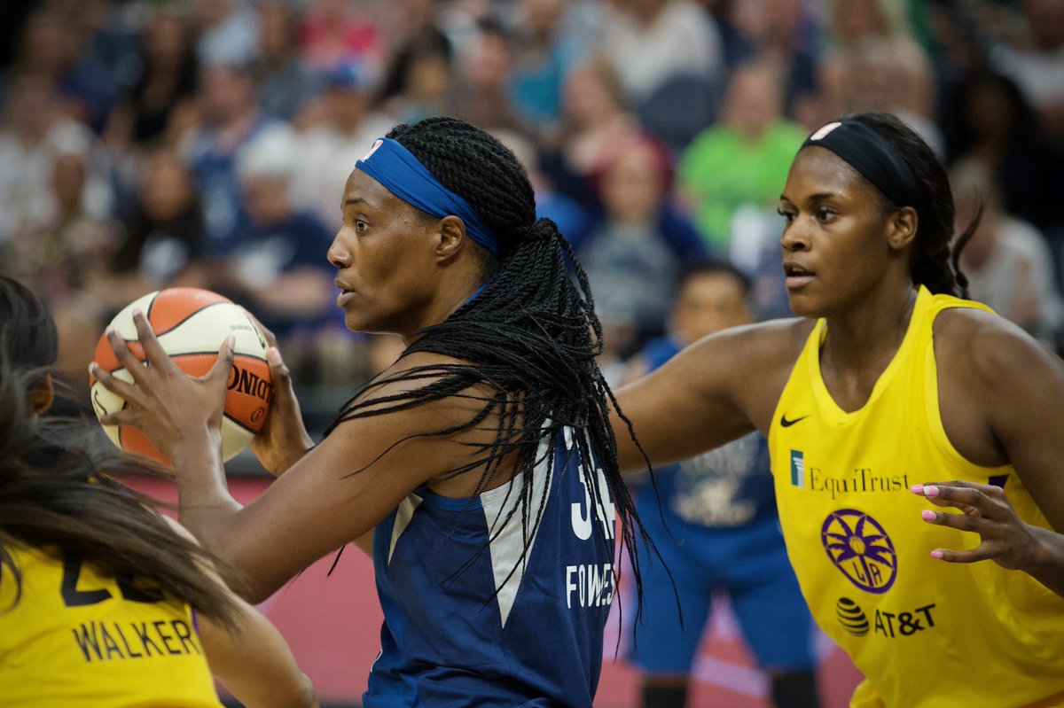 GameTimeMediaMN's tweet photo. @CathyEngelbert look at #KalaniBrown eyes in these pics. Does it look like she's performing a basketball move with her hands to you? Asking for a friend https://t.co/wu9v1UAtne