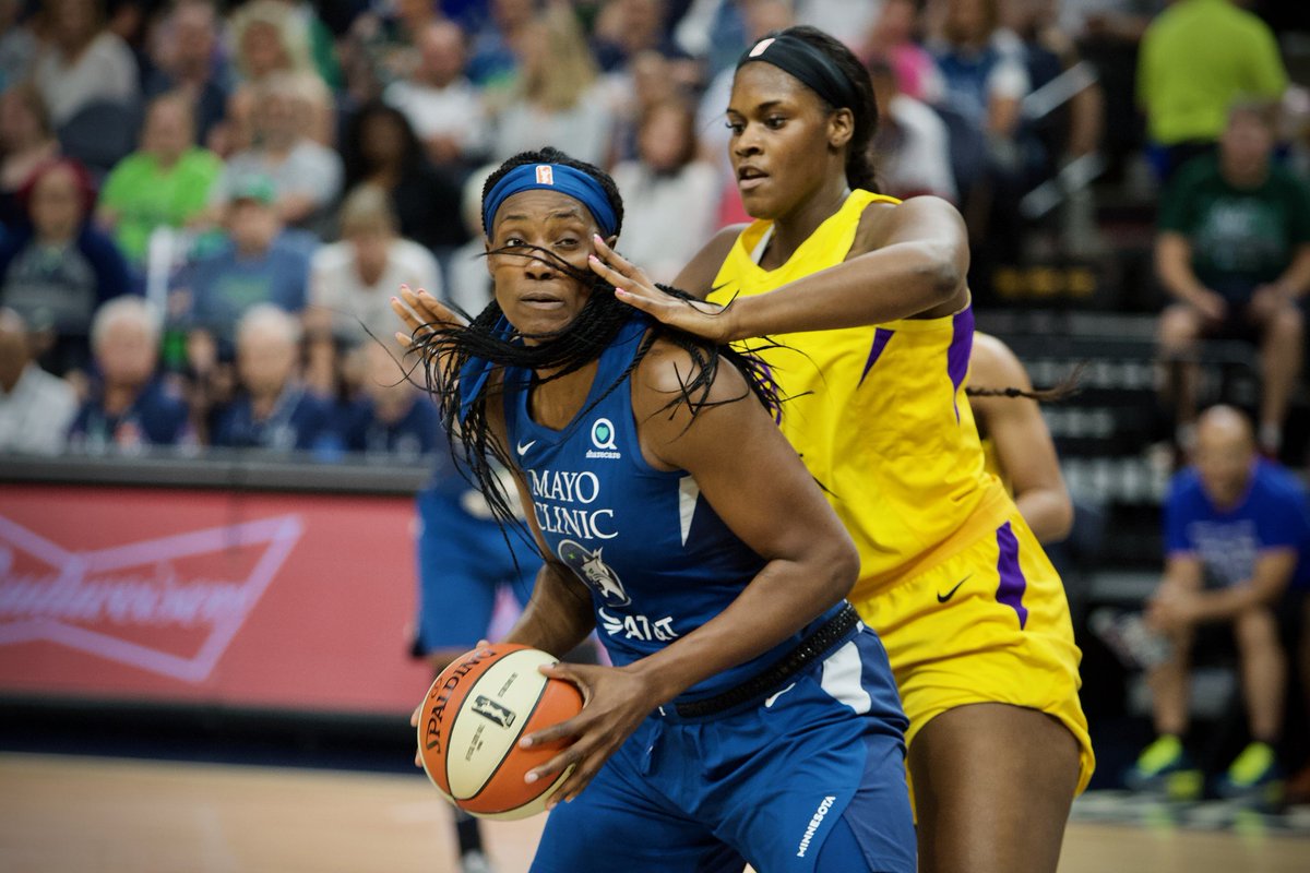GameTimeMediaMN's tweet photo. @CathyEngelbert look at #KalaniBrown eyes in these pics. Does it look like she's performing a basketball move with her hands to you? Asking for a friend https://t.co/wu9v1UAtne