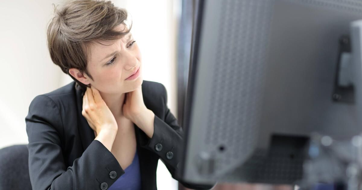 apex_spine's tweet image. Nackenschmerzen können viele Ursachen haben - die häufigste sind verspannte Muskeln durch Fehlhaltungen, etwa durch eine jahrelange Schreibtischtätigkeit mit der falschen Einstellung von Bildschirm, Schreibtisch oder Bürostuhl.

buff.ly/2XBkIZv