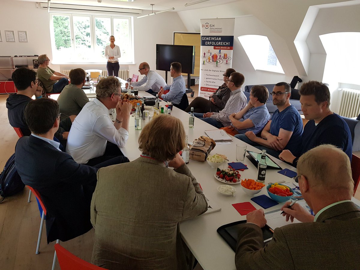 Cluster_DiWiSH's tweet photo. Fachgruppe #KI heute zu Gast in den tollen Räumen der @FASTLEANSMART mit Einblicken in die rechtlichen Rahmenbedingungen für künstliche Intelligenz sowie ersten Projektideen #kish #AI https://t.co/7GCV452ITY