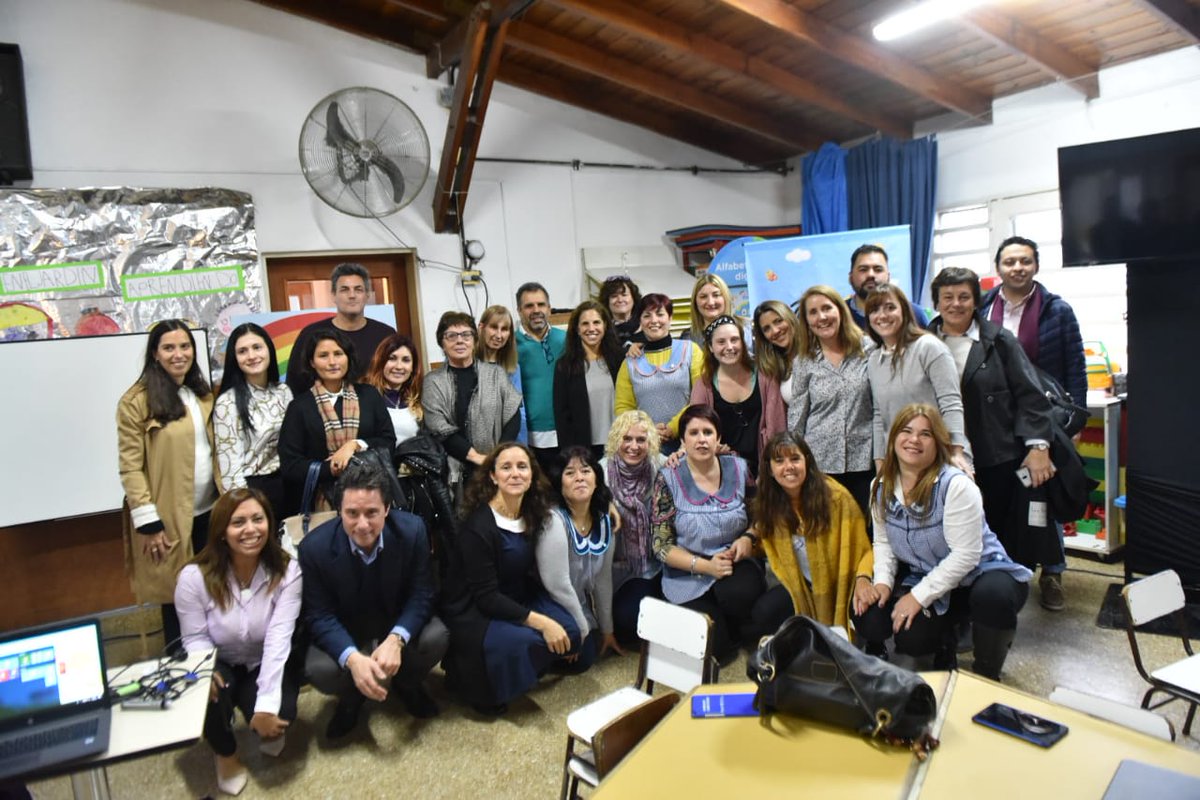 DEIBuenosAires's tweet photo. Hoy asistimos al lanzamiento de #AprenderConectados en el Jardín N° 917 de #TresDeFebrero. Estuvieron presentes el Presidente @mauriciomacri, la Gobernadora @mariuvidal, el Ministro @alefinocchiaro, el Ministro @gzinny, y el Director del Nivel @MarcosRosenfeld. https://t.co/htc7FtwsRD
