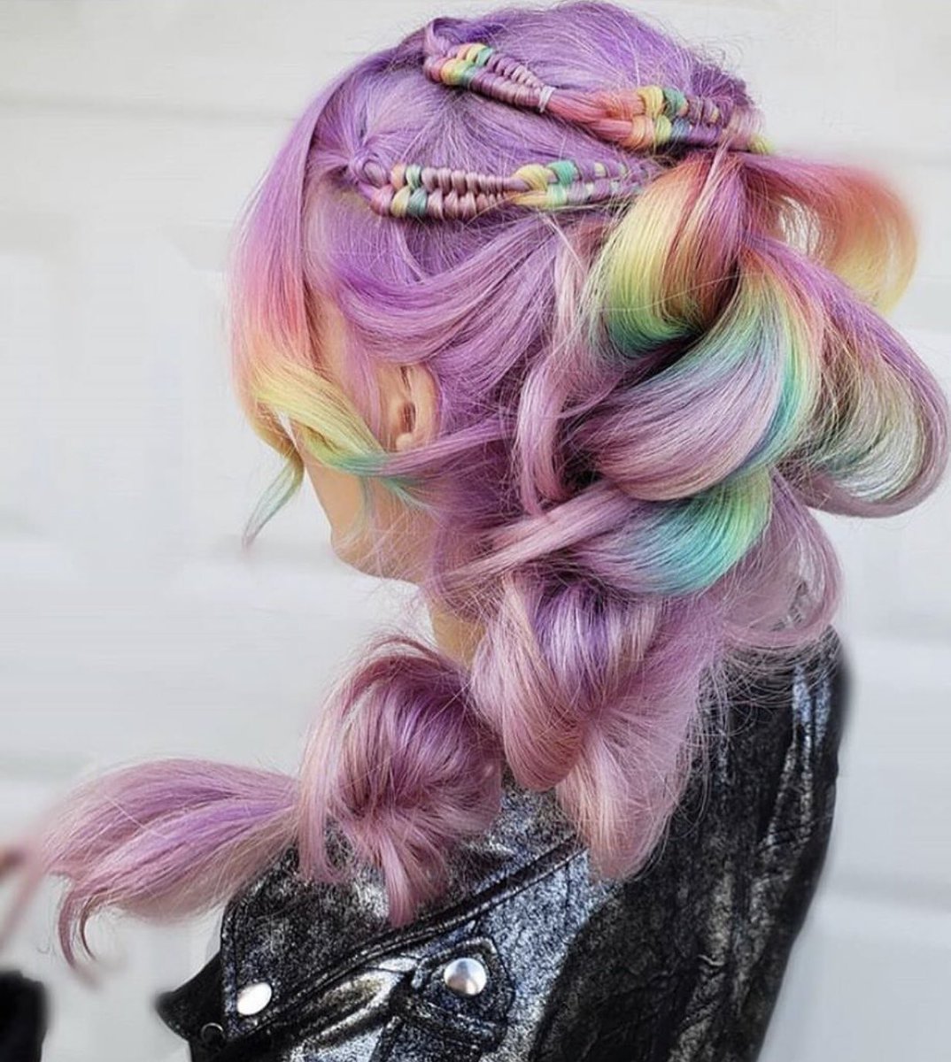 Channeling our inner #lisafrank and fav #mylittlepony with this 🌈 high braided pony realness via the fabulous @hairbymisskellyo 💕✨
#braids #braidsfordays