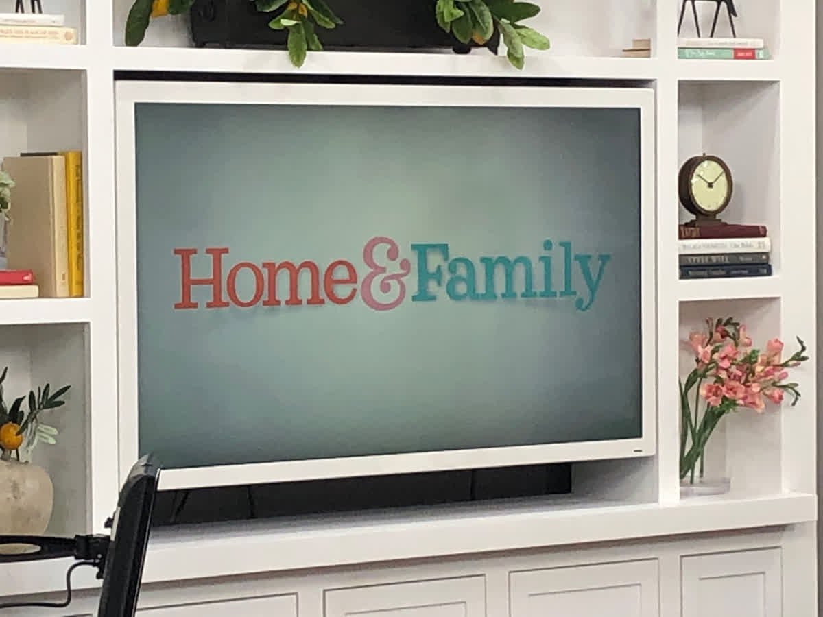 CKnightBrands's tweet photo. Make sure to tune in today to the @HomeandFamilyTV show on the @hallmarkchannel. What fun! @CameronMathison @iamdebbiem
#peterbrady #bradybunch #hgtv #christopherknight #christopherknighthome #christopherknightcollection #bradyrenovation #bradyhouse #morningshow https://t.co/iYMHPjzAZS