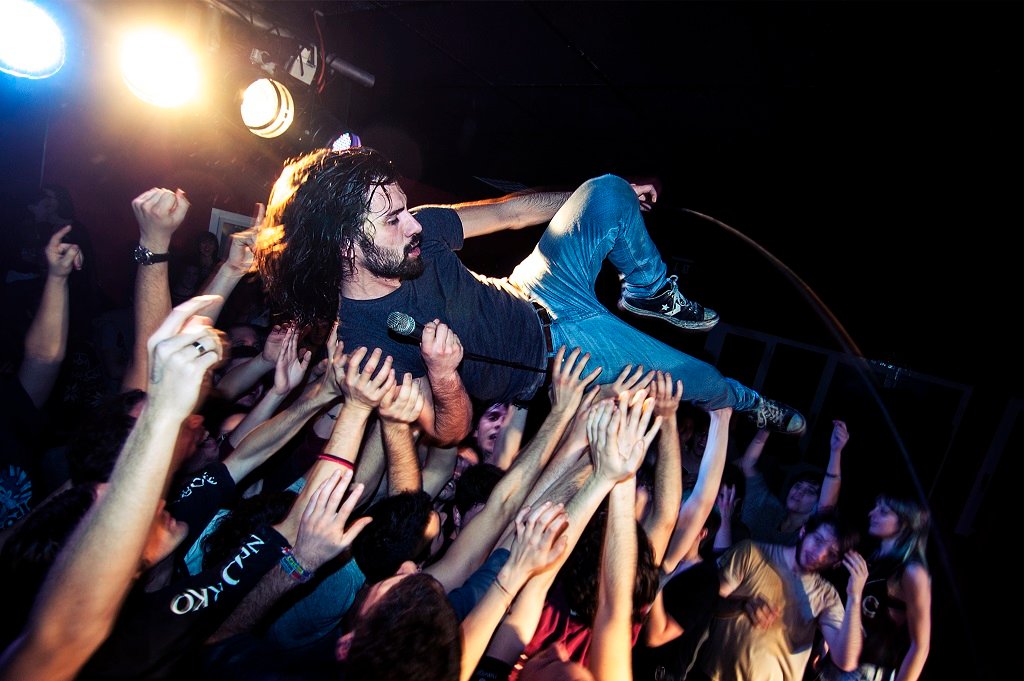 partediscorso's tweet image. #AnimaliNotturni, il nuovo album dei Fast Animals and Slow Kids, vince il nostro Premio #Motta: per l'unico album che può accostarsi a Vivere o morire e detenerne assieme una parte di podio. #FASK 🎶 partedeldiscorso.it/2019/06/fask-a…