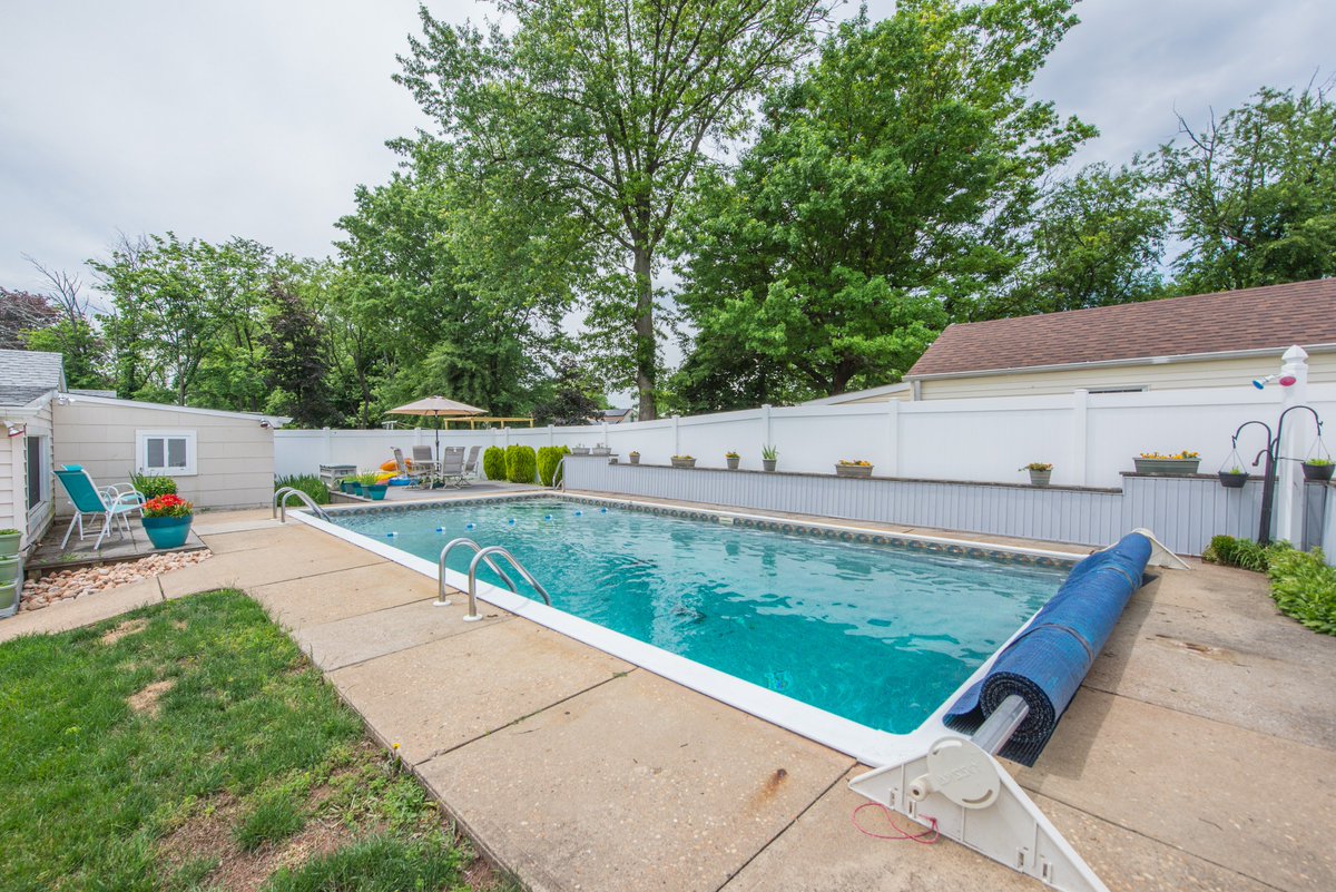 MichelleRemaxNJ's tweet photo. This 3 Bedroom 2 Bath ranch in Edison is perfect for backyard parties with it's beautiful in ground pool and patio. Close to Edison train station! Call me for more info! #REMAX #REMAXDIAMOND #MICHELLERIZZO #RIZZOTEAM #REMAXHUSTLE #EDISON #NJHOMESFORSALE #NJREALESTATE #DREAMHOME https://t.co/cyXuTVTFX8
