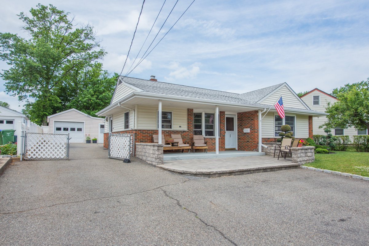 MichelleRemaxNJ's tweet photo. This 3 Bedroom 2 Bath ranch in Edison is perfect for backyard parties with it's beautiful in ground pool and patio. Close to Edison train station! Call me for more info! #REMAX #REMAXDIAMOND #MICHELLERIZZO #RIZZOTEAM #REMAXHUSTLE #EDISON #NJHOMESFORSALE #NJREALESTATE #DREAMHOME https://t.co/cyXuTVTFX8