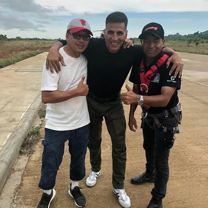 MovieTalkies's tweet photo. @akshaykumar spotted on the streets of Bangkok, shooting a bike stunt in Rohit Shetty's Sooryavanshi.
#akshaykumar #rohitshetty #sooryavanshi #shootscenes #bollywoodupdates #movies #bikescene #bollywoodnews #movietalkies #bollywood #instapost #bollywoodupdates #movies https://t.co/m51jyxZgnR