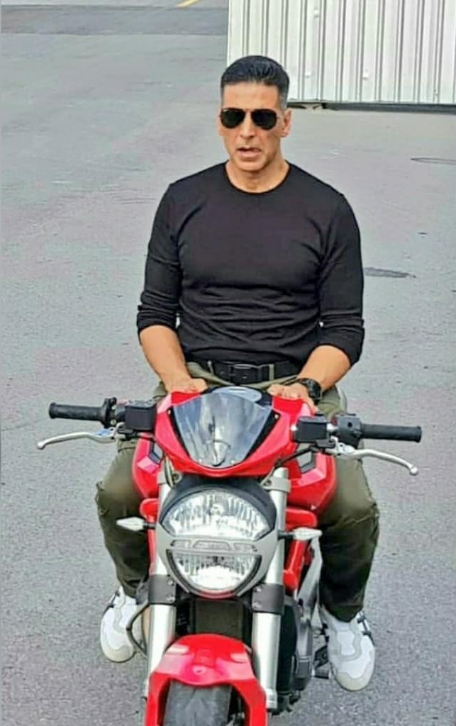 MovieTalkies's tweet photo. @akshaykumar spotted on the streets of Bangkok, shooting a bike stunt in Rohit Shetty's Sooryavanshi.
#akshaykumar #rohitshetty #sooryavanshi #shootscenes #bollywoodupdates #movies #bikescene #bollywoodnews #movietalkies #bollywood #instapost #bollywoodupdates #movies https://t.co/m51jyxZgnR